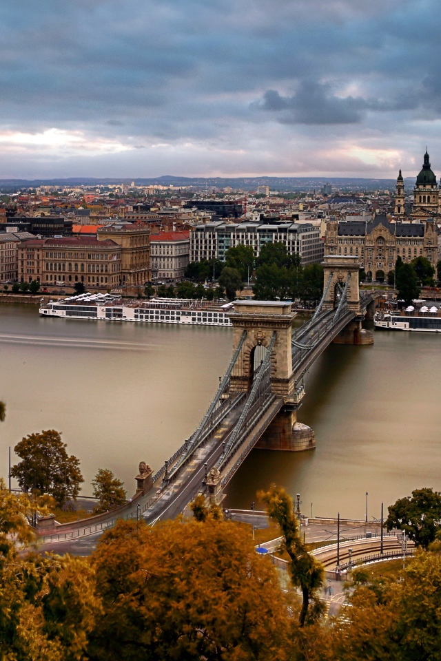 Вид на старый мост и город Будапешт, Венгрия 