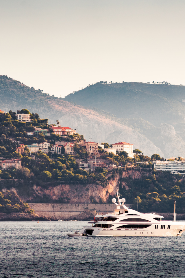 Белая яхта в море на фоне города Монте Карло, Монако