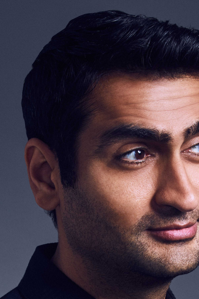 Актер Кумэйл Нанджиани на сером фоне