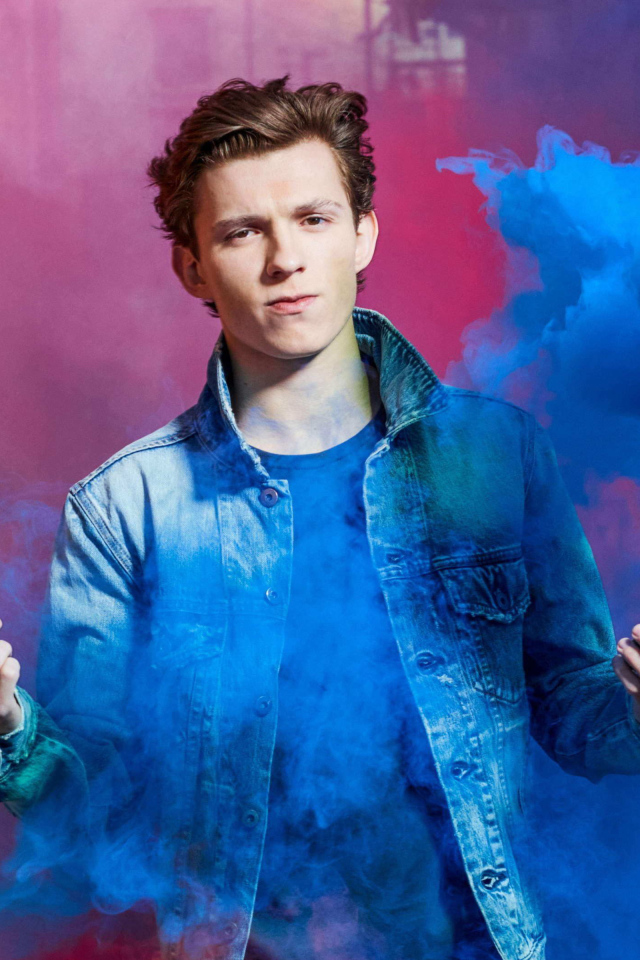 Актер Том Холланд с дымовыми шашками в руках