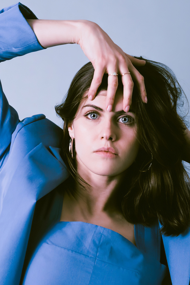 Актриса Александра Даддарио в пиджаке на сером фоне