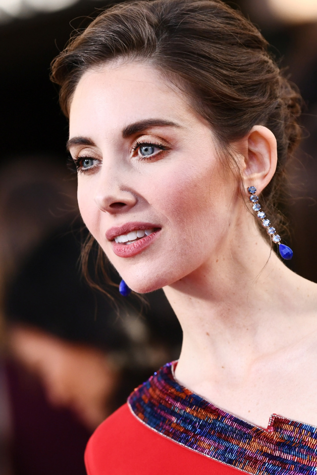 Актриса Элисон Бри в красивом платье