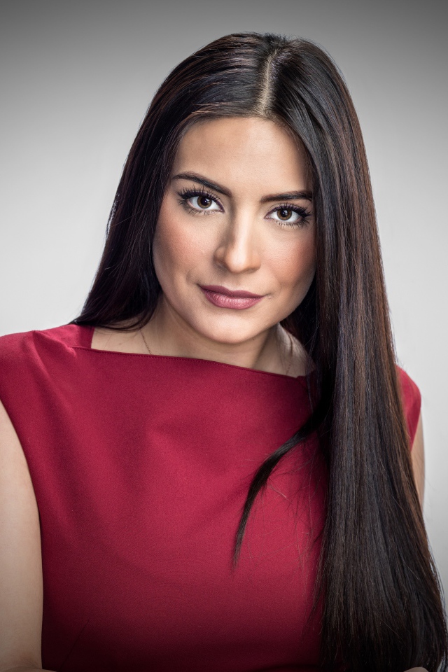 Актриса Ана Бренда Контрерас в красном платье на сером фоне