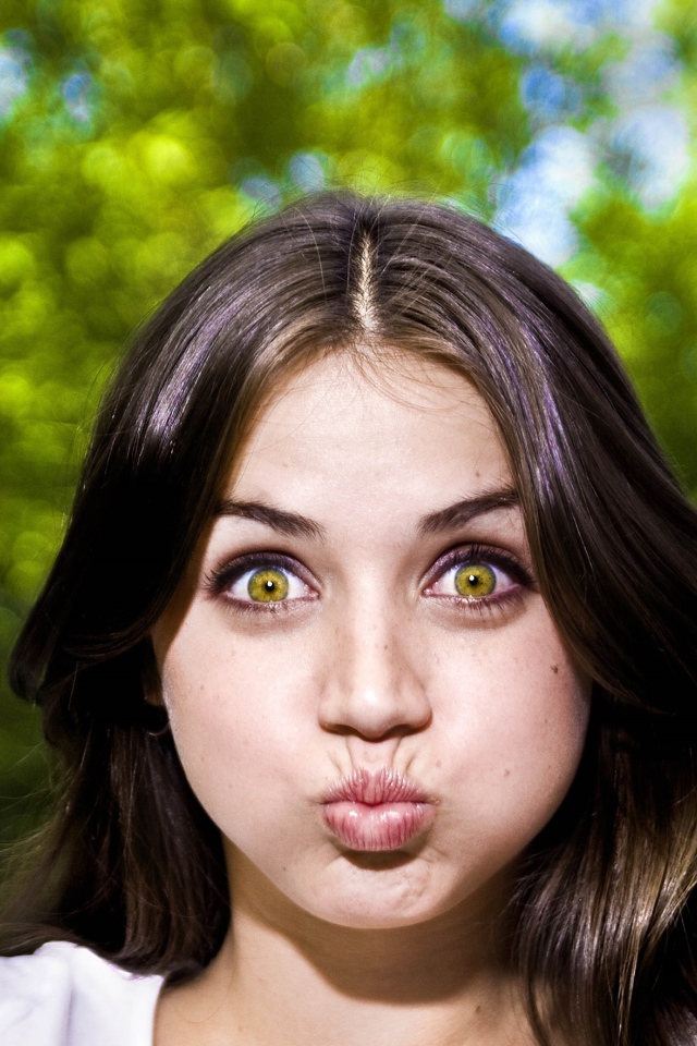 Актриса Ана де Армас надула щеки 