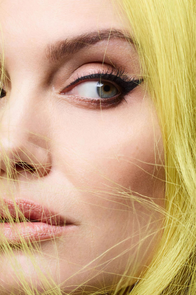 Актриса Анджелина Джоли с белыми волосами 