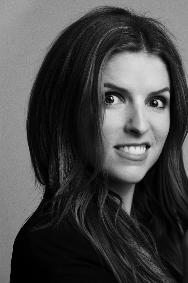 Актриса Анна Кендрик черно - белое фото