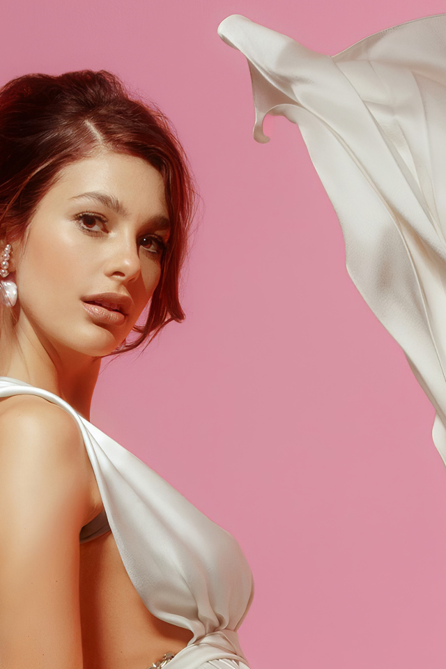 Актриса Камила Морроне в белом платье на розовом фоне