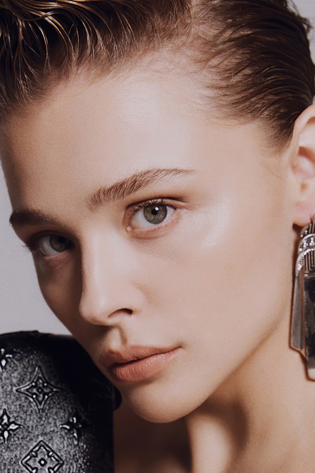 Актриса Хлоя Грейс Морец лицо крупным планом на сером фоне