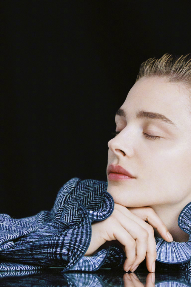 Актриса Хлоя Грейс Морец с закрытыми глазами