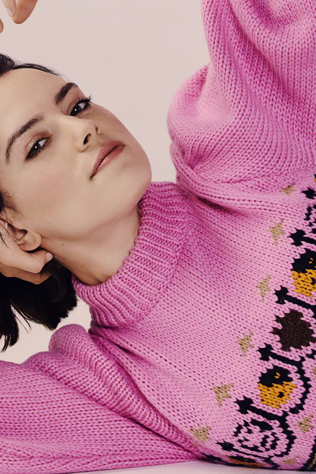 Актриса Дэйзи Ридли в розовом свитере 