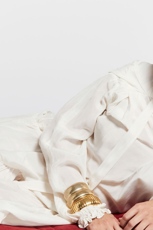 Актриса Элизабет Олсен в белом костюме