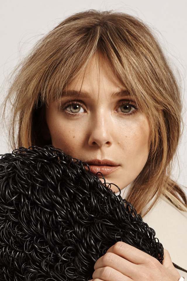 Актриса Элизабет Олсен на сером фоне