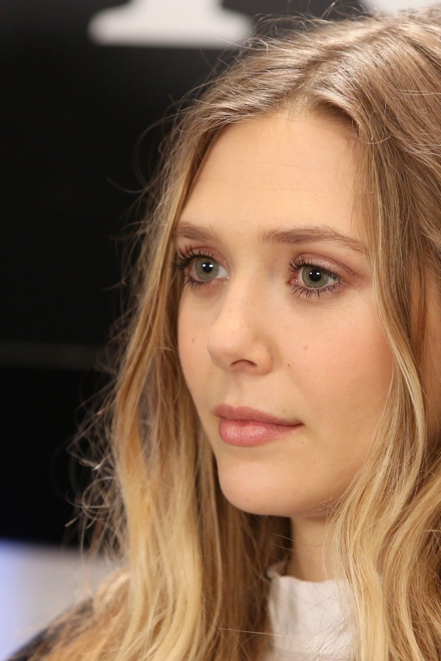 Актриса Элизабет Олсен с длинными волосами