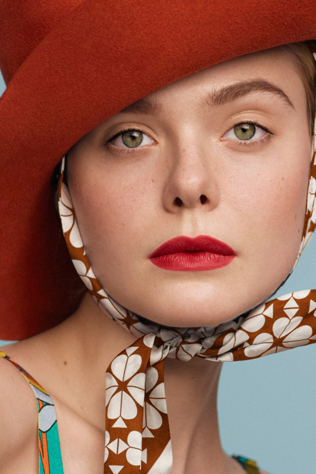 Актриса Эль Фэннинг в красной шляпе 