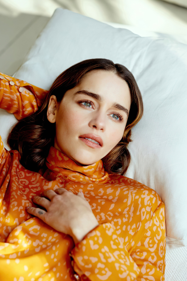 Актриса Эмилия Кларк лежит на белой подушке