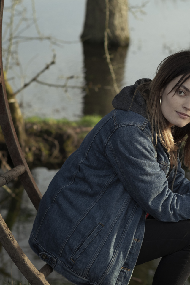 Актриса Эмма Маккей в джинсовой куртке 