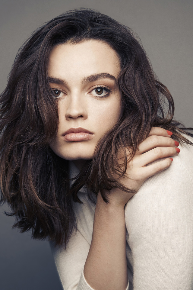 Актриса Эмма Маккей на сером фоне