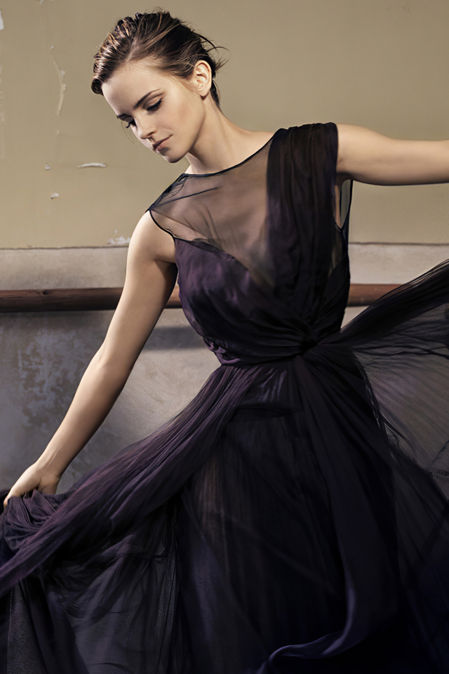 Актриса Эмма Уотсон в красивом черном платье в зале