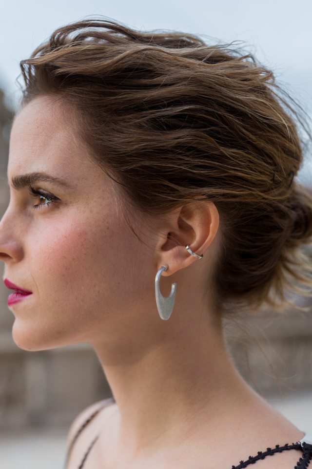 Актриса Эмма Уотсон вид сбоку