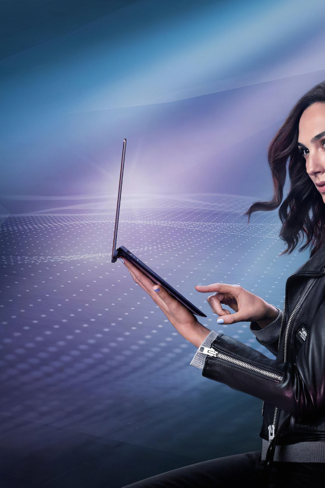 Актриса Галь Гадот с ноутбуком в руках