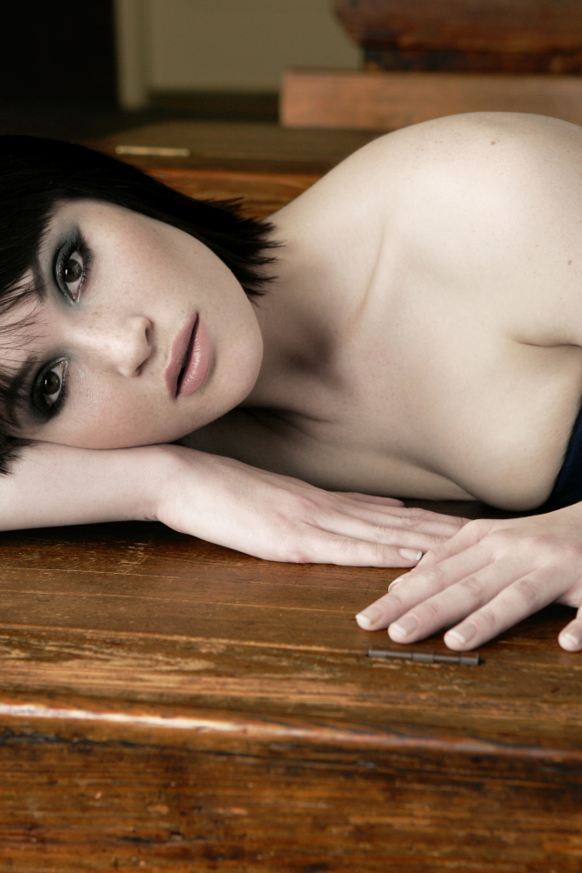 Актриса Джемма Артертон лежит на деревянном столе
