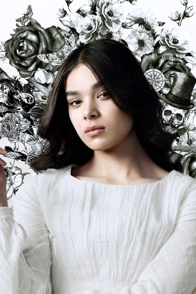 Актриса Хейли Стейнфилд в белом наряде на фоне рисунка на стене