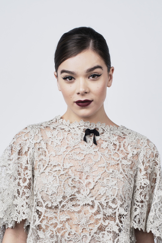 Актриса Хейли Стейнфилд в белом кружевном платье 