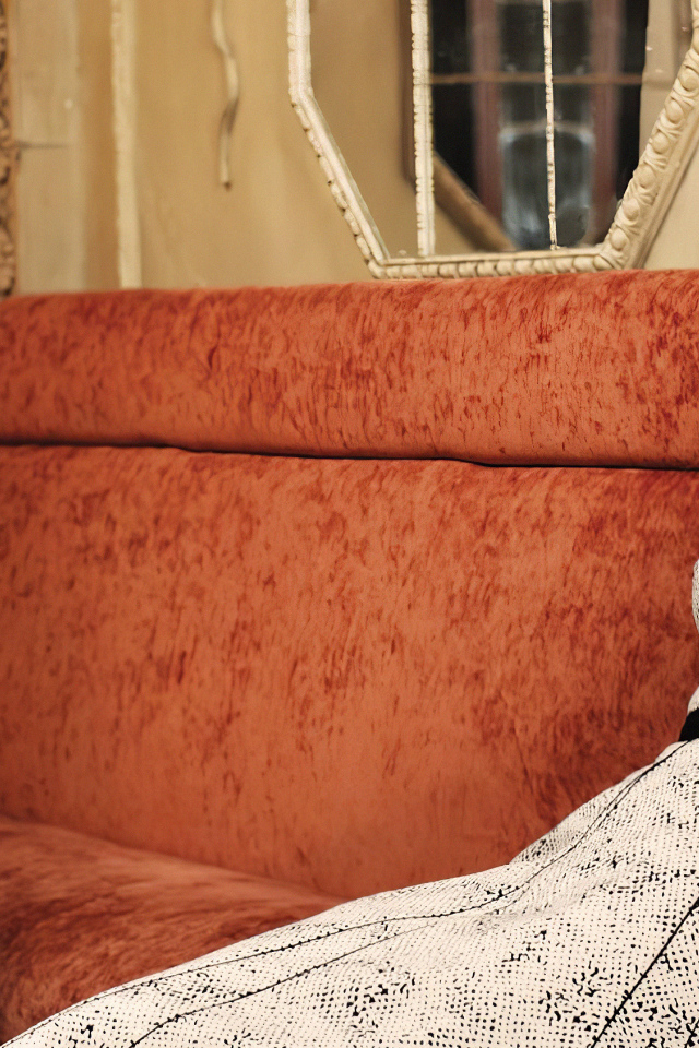 Актриса Дженнифер Лоуренс сидит на диване