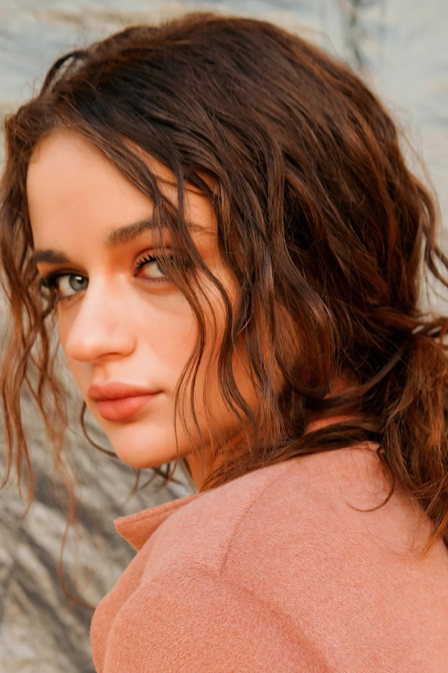 Актриса Джои Кинг стоит боком у стены 