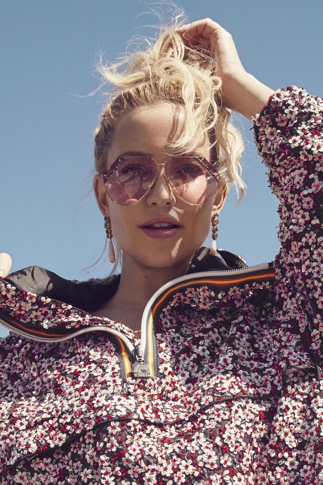 Актриса Кейт Хадсон в цветастой куртке на фоне неба