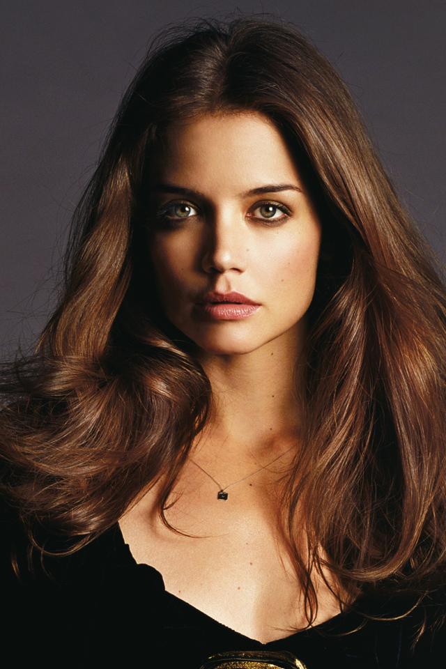 Актриса Кэти Холмс на сером фоне