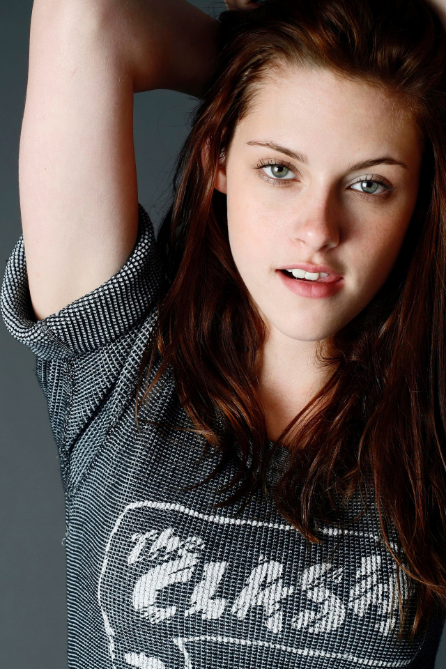 Актриса Кристен Стюарт на сером фоне