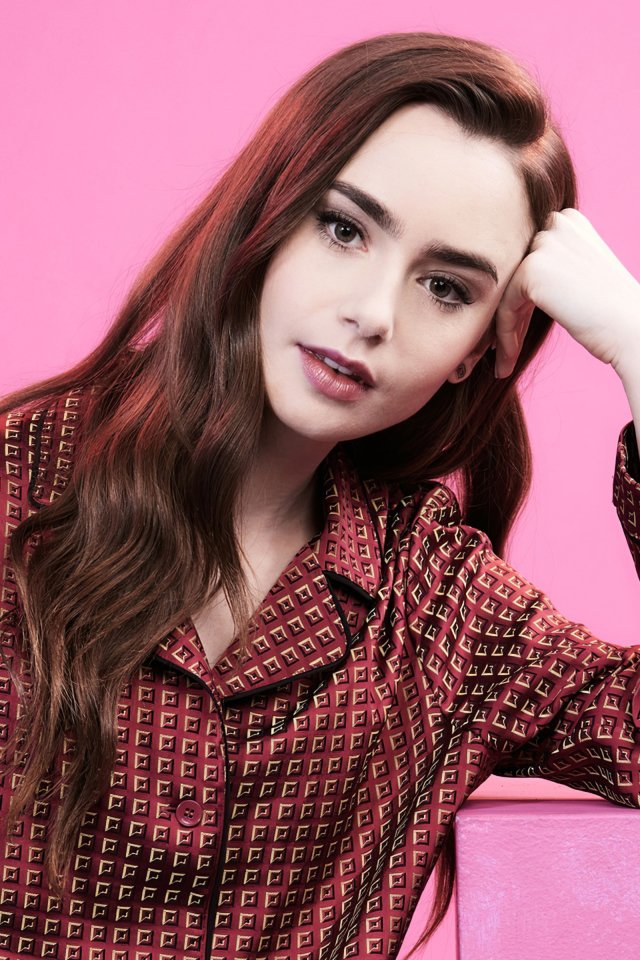 Актриса Лили Коллинз на розовом фоне 