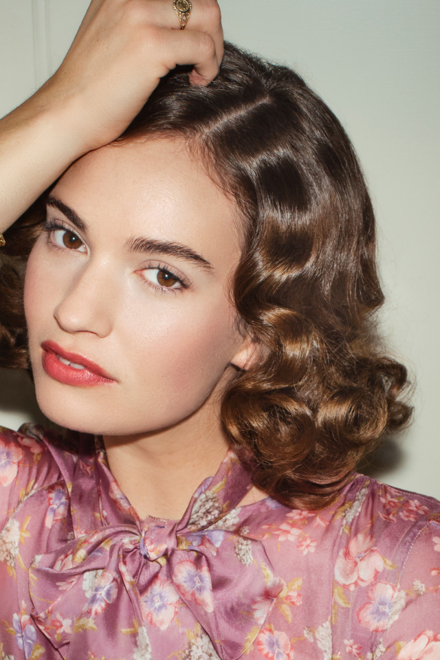 Актриса Лили Джеймс на сером фоне