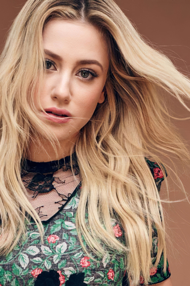 Актриса Лили Рейнхарт на коричневом фоне 