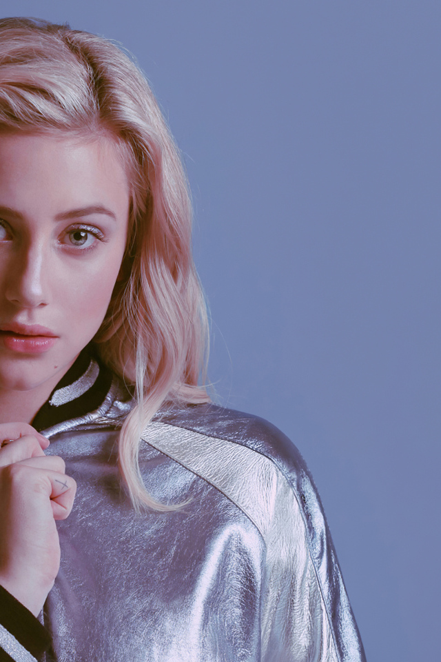 Актриса Лили Рейнхарт на сером фоне