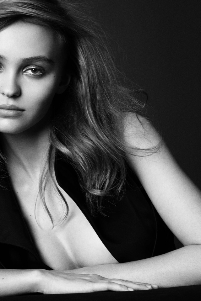 Актриса Лили-Роуз Мелоди Депп черно-белое фото