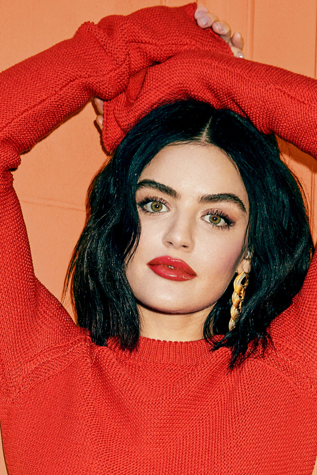 Актриса Люси Хейл в красном свитере