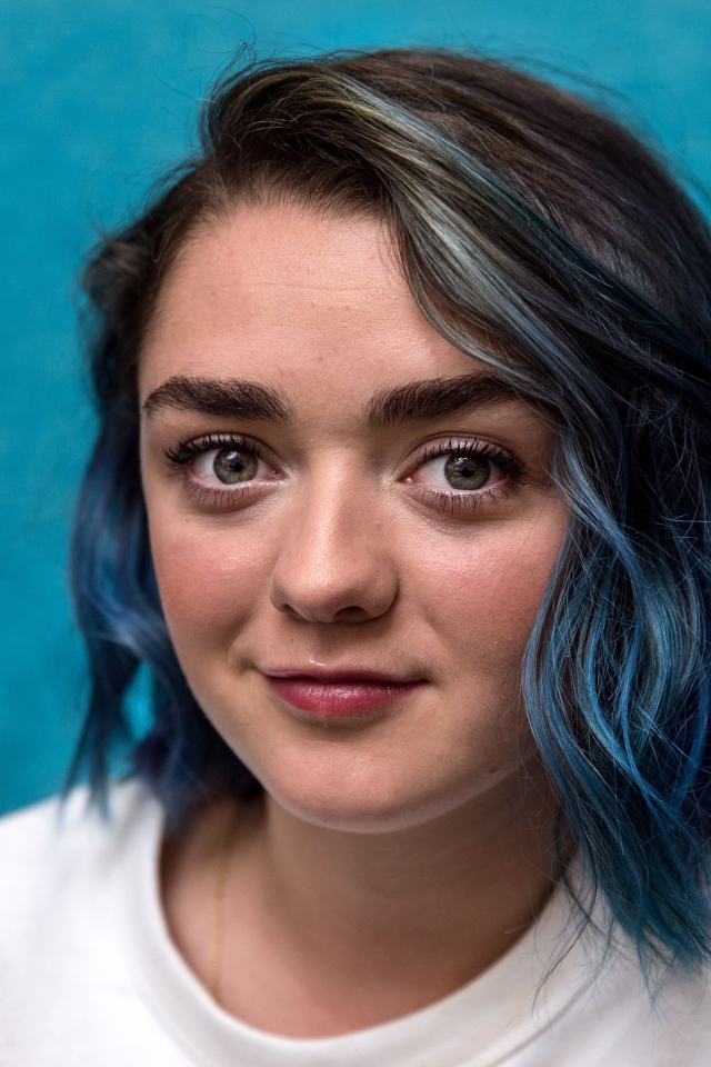 Актриса Мэйси Уильямс с голубыми волосами