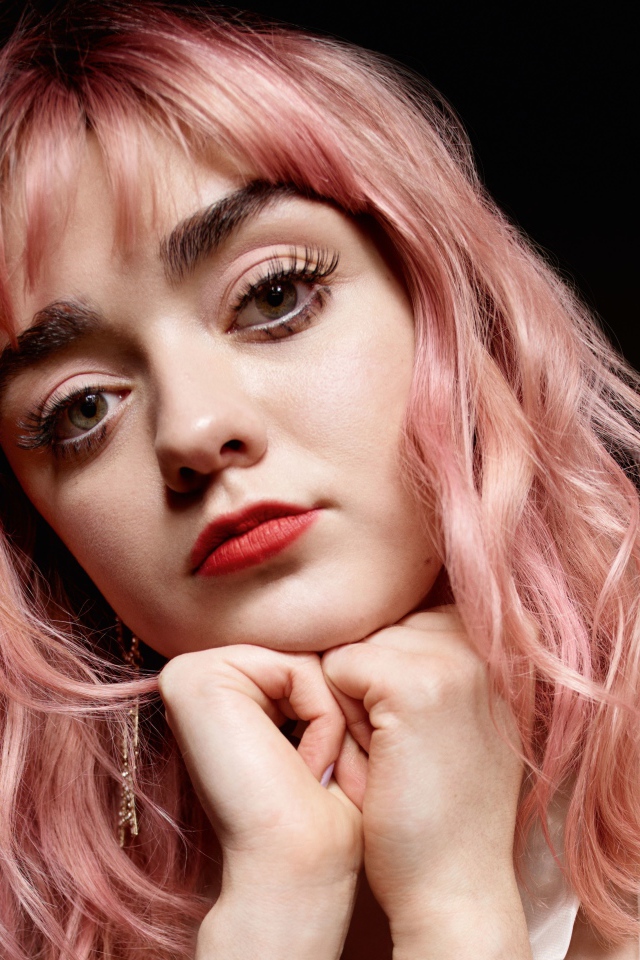 Актриса Мэйси Уильямс с розовыми волосами