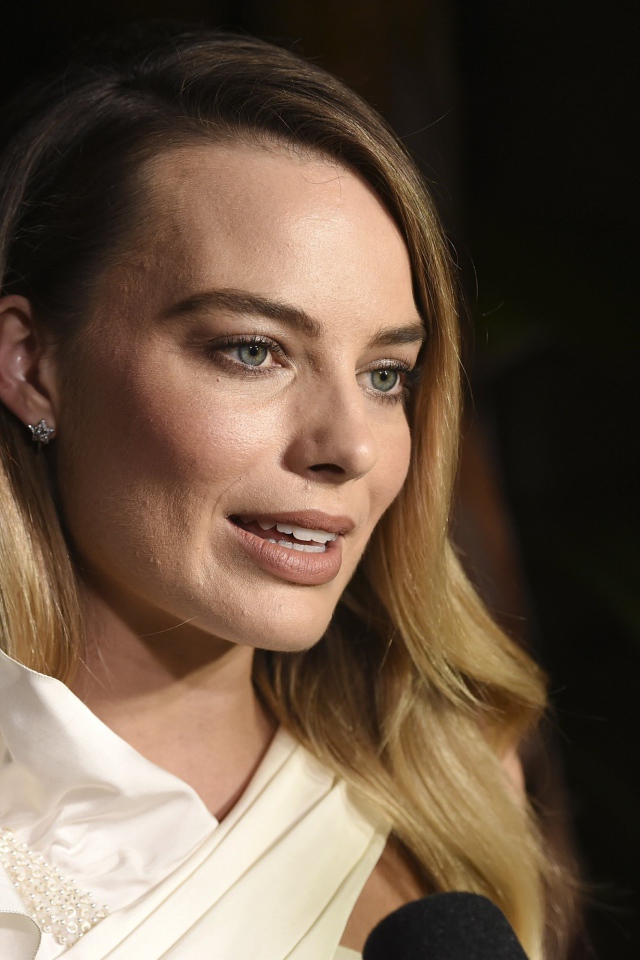 Актриса Марго Робби дает интервью 