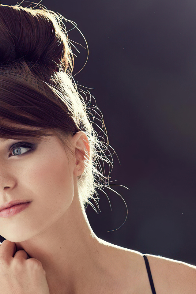 Актриса Мелисса Бенойст с прической на голове крупным планом