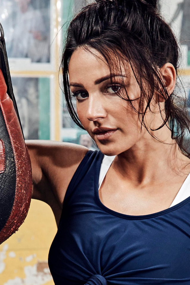 Актриса Мишель Киган занимается в спортзале