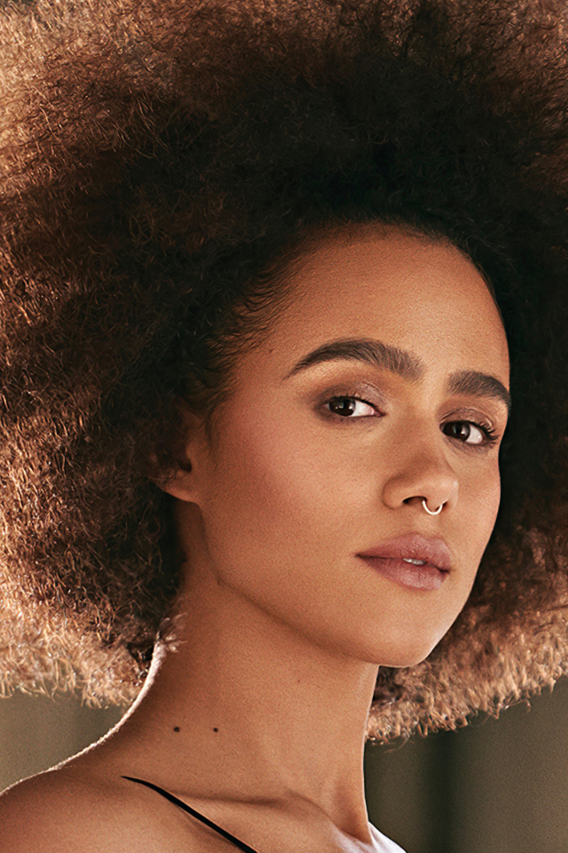 Актриса Натали Эммануэль с прической