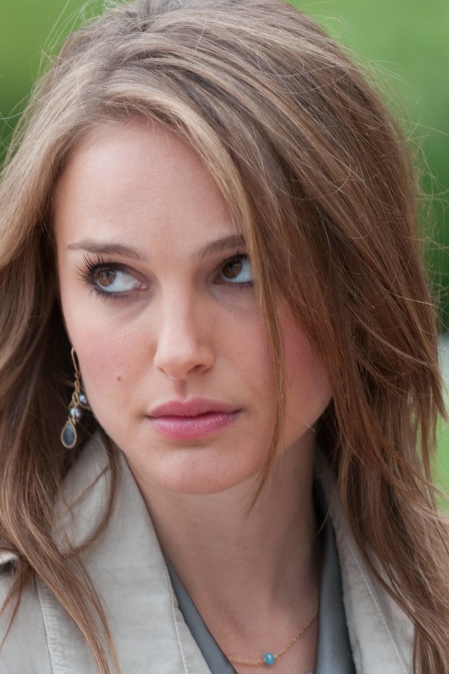 Актриса Натали Портман с карими глазами