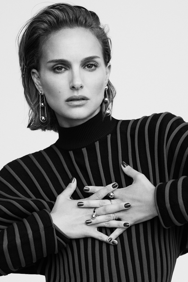 Актриса Натали Портман с украшениями черное белое фото