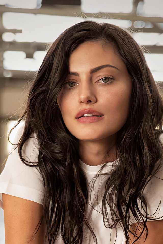 Актриса Фиби Тонкин с длинными волосами