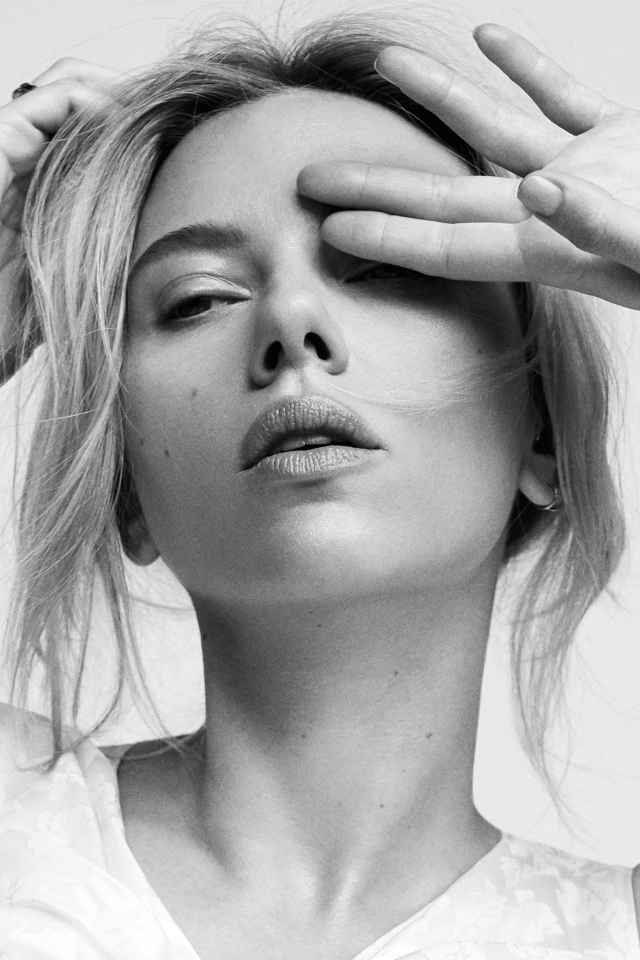 Актриса Скарлетт Йоханссон черно - белое фото 