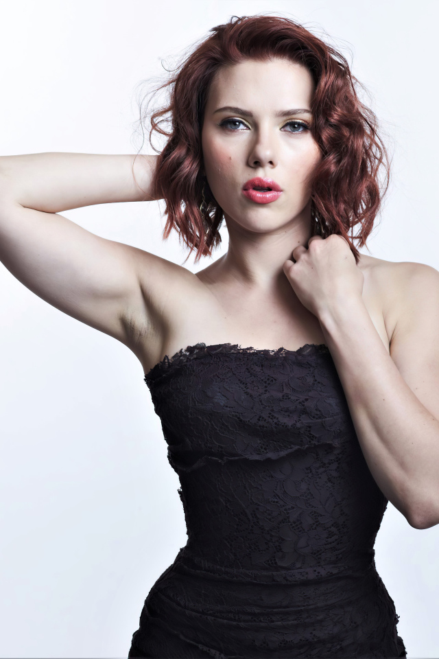 Актриса Скарлетт Йоханссон в черном платье на белом фоне