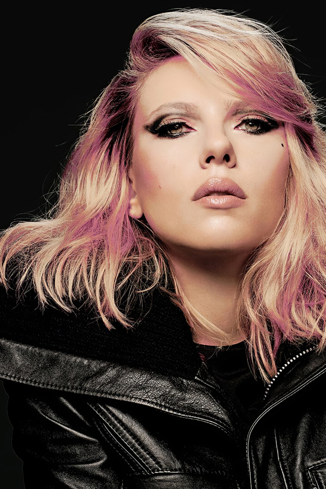 Актриса Скарлетт Йоханссон с черной кожаной куртке 